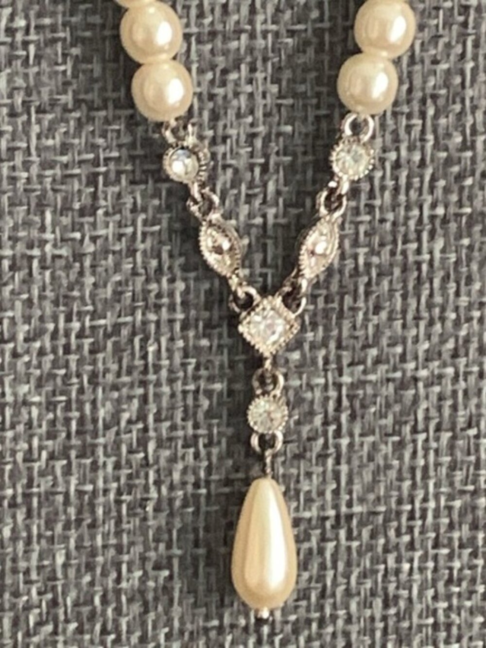 Two faux pearl necklaces - 1 vint goldtone floral 13” & 1 silvertone modern 18” - Picture 3 of 8